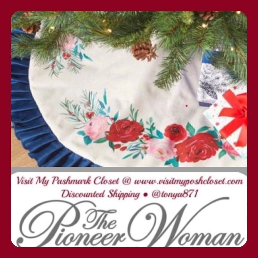 🦋 NEW Pioneer Woman Blue Ruffle & Red Roses Christmas Tree Skirt, 48"